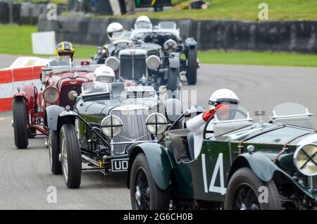 Klassische Oldtimer-Rennwagen, die bei der Brooklands Trophy beim historischen Goodwood Revival-Event in Großbritannien teilnehmen. Historisches Auto von Invicta, Squire, Aston Martin Stockfoto