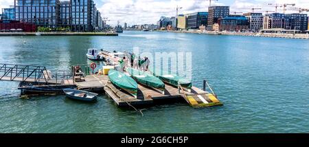 Mitglieder des St. Patricks Rowing Club in Dublin, Irland, versammelten sich an ihrem Stützpunkt in der Nähe von Ringsend am Fluss Liffey. Stockfoto