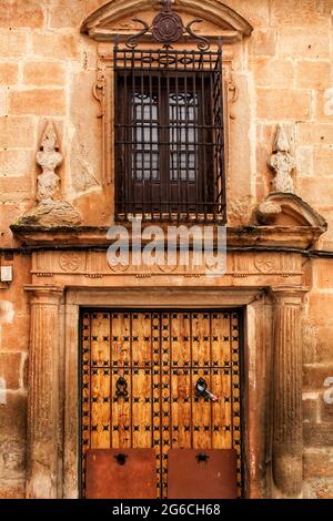 Alte Fassade aus Stein für Stein und vintage Holztür in einem majestätischen Haus in Villanueva de los Infantes, Ciudad Real, Spanien Stockfoto