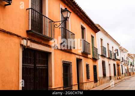 Alte und majestätische Häuser in den Straßen von Villanueva de los Infantes Dorf, Ciudad Real, Spanien. Stockfoto