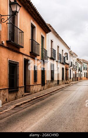Alte und majestätische Häuser in den Straßen von Villanueva de los Infantes Dorf, Ciudad Real, Spanien. Stockfoto