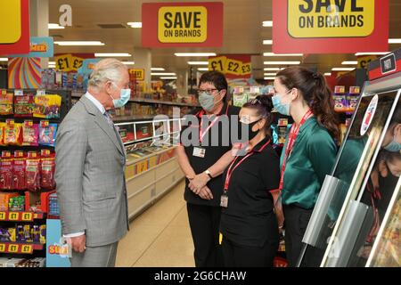 Der Prinz von Wales spricht mit seinen Mitarbeitern während eines Besuchs im Hauptsitz von Iceland Foods Ltd, Flintshire, um das 50-jährige Firmenjubiläum zu feiern und mehr über ihre Nachhaltigkeitprojekte, Gemeinschaftsinitiativen und die Reaktion auf die Pandemie und Panikkäufe zu erfahren, Als Teil einer einwöchigen Tour durch Wales für die Woche in Wales. Bilddatum: Montag, 5. Juli 2021. Stockfoto