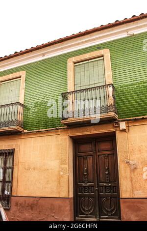 Farbenfroh und majestätischen alten Hausfassade in Villanueva de los Infantes, Spanien an einem sonnigen Tag der Frühling Stockfoto