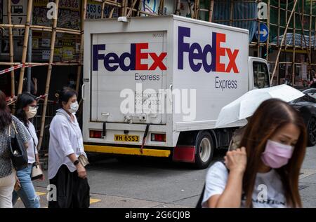 Hongkong, China. Juli 2021. Fußgänger kommen in Hongkong an einem American FedEx Express Lieferwagen vorbei. (Foto von Miguel Candela/SOPA Images/Sipa USA) Quelle: SIPA USA/Alamy Live News Stockfoto