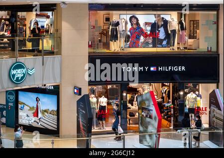 Hongkong, China. Juli 2021. Amerikanische multinationale Bekleidungsmodemarke, Tommy Hilfiger Laden in Hongkong gesehen. (Foto von Miguel Candela/SOPA Images/Sipa USA) Quelle: SIPA USA/Alamy Live News Stockfoto