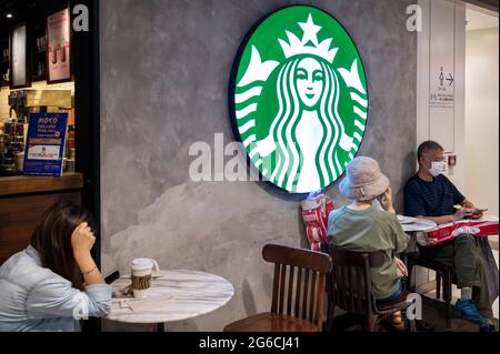 Hongkong, China. Juli 2021. Gäste werden in der amerikanischen multinationalen Kette Starbucks Coffee Store in Hongkong gesehen. (Foto von Miguel Candela/SOPA Images/Sipa USA) Quelle: SIPA USA/Alamy Live News Stockfoto