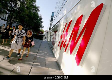 Peking, China. Juli 2021. Chinesische Shopper kommen am Montag, den 5. Juli 2021, an einem H&M-Bekleidungsgeschäft in einer beliebten, internationalen Modemagallerie in Peking vorbei. Der schwedische Modegigant H&M erlebte einen Umsatzrückgang in China, Monate nachdem er zum Ziel eines chinesischen Boykotts wurde. Das Unternehmen gehörte zu mehreren anderen internationalen Unternehmen, die Bedenken wegen der angeblichen Menschenrechtsverletzungen gegen die uigurischen Muslime in der chinesischen Provinz Xinjiang aufwarf. Foto von Stephen Shaver/UPI Credit: UPI/Alamy Live News Stockfoto