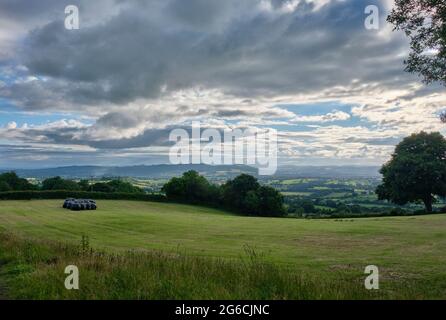 Ludlow und Mortimer Forest und die walisischen Grenzen, von einem Feld in der Nähe von Knowbury, Ludlow, Shropshire aus gesehen Stockfoto