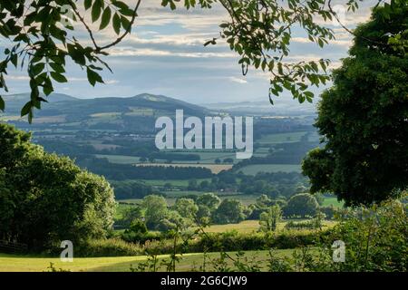 Ludlow und Mortimer Forest und die walisischen Grenzen, von einem Feld in der Nähe von Knowbury, Ludlow, Shropshire aus gesehen Stockfoto