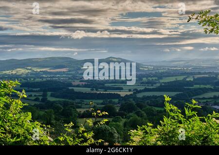 Ludlow und Mortimer Forest und die walisischen Grenzen, von der Nähe von Knowbury, Ludlow, Shropshire aus gesehen Stockfoto