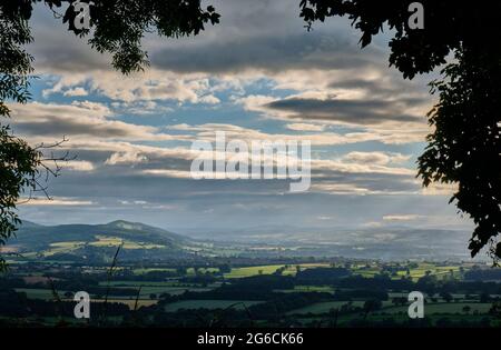 Ludlow und Mortimer Forest und die walisischen Grenzen, von der Nähe von Knowbury, Ludlow, Shropshire aus gesehen Stockfoto