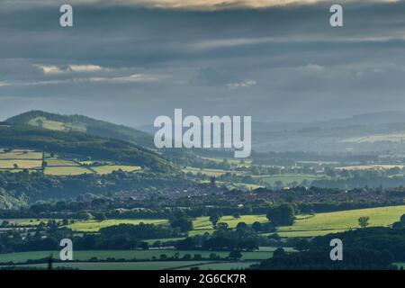 Ludlow und Mortimer Forest und die walisischen Grenzen, von der Nähe von Knowbury, Ludlow, Shropshire aus gesehen Stockfoto
