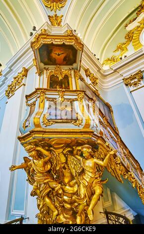 KIEW, UKRAINE - 18. MAI 2021: Die mit Skulpturen und Reliefdetails verzierte Kanzel der Andreaskirche am 18. Mai in Kiew Stockfoto