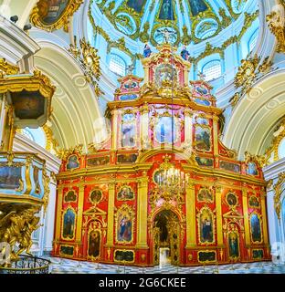 KIEW, UKRAINE - 18. MAI 2021: Panorama des Meisterwerks barocker Holzikonostase der St. Andreas-Kirche, verziert mit Schnitzereien, vergoldet und bemalt Stockfoto