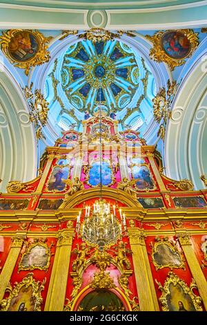 KIEW, UKRAINE - 18. MAI 2021: Die St. Andreas-Kirche mit herausragender roter Ikonostase mit vergoldeten Verzierungen und einer Kuppel, die mit Gemälden und m bedeckt ist Stockfoto