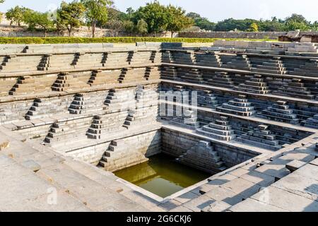 Bad in der Mahanavani Dibba, Hampi, Karnataka, Indien Stockfoto