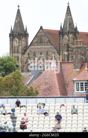 Hove, Großbritannien. Juli 2021. Zuschauer beobachten am zweiten Tag das Spiel der LV County Championship zwischen Sussex und Glamorgan auf dem 1. Central County Ground in Hove. Quelle: James Boardman/Alamy Live News Stockfoto