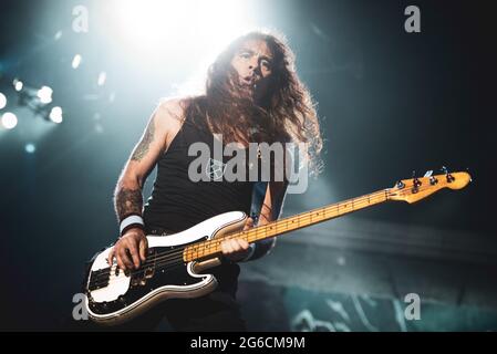 CLISSON, HELLFEST FESTIVAL, FRANKREICH: Steve Harris, Bassist der britischen Band Iron Maiden, spielt live auf der Bühne des Hellfest Festivals 2018 in Clisson für die „Legacy of Beast“ Welttournee 2018 Stockfoto