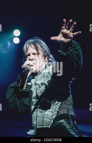 CLISSON, HELLFEST FESTIVAL, FRANKREICH: Bruce Dickinson, Sänger der britischen Band Iron Maiden, tritt beim Hellfest Festival 2018 in Clisson für die „Legacy of Beast“ Welttournee 2018 live auf der Bühne auf Stockfoto