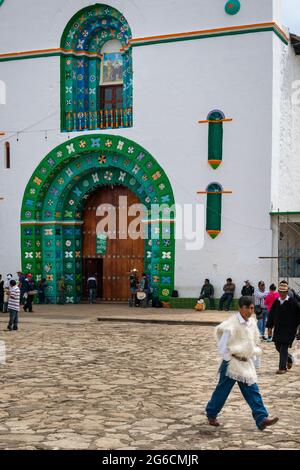 San Juan Chamula, Mexiko - 11. Mai 2014: Menschen vor der Kirche in der Stadt San Juan Chamula, in Chiapas, Mexiko. Stockfoto