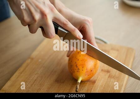 Frische, reife Bio-Granadilla oder gelbe Passionsfrucht, halbiert auf einem Holzbrett. Exotische Früchte, gesunde Ernährung Konzept Stockfoto