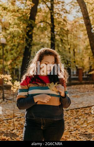 Körper schämend, geringer Selbstwert. Körper positiv, Diversität, Körperneutralität, Körperpositive, Resolutionen zur Selbstverbesserung. Traurige und große Frau, die herkommt Stockfoto