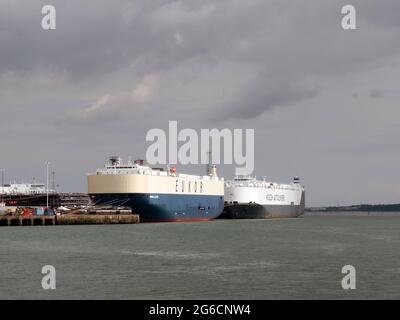 Schiffe, die in und aus Southampton Docks, Fawley Ölraffinerie und Kreuzfahrthafen für Handel und Exporte / Importe kommen. Eine der belebtesten Wasserstraßen. Stockfoto