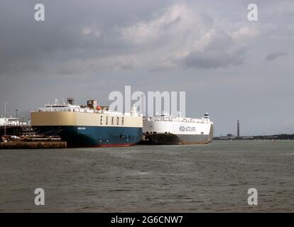 Schiffe, die in und aus Southampton Docks, Fawley Ölraffinerie und Kreuzfahrthafen für Handel und Exporte / Importe kommen. Eine der belebtesten Wasserstraßen. Stockfoto