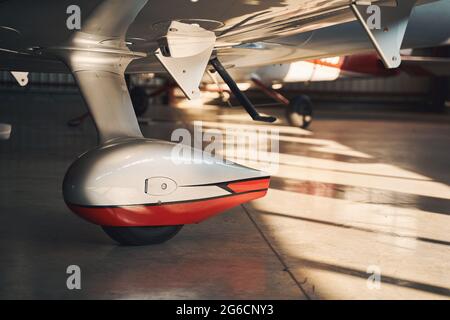 Flugzeuganlegeausrüstung im Flughafenparkgebäude Stockfoto