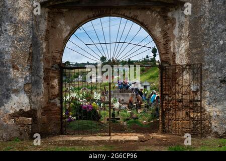 San Juan Chamula, Mexiko - 11. Mai 2014: Tzotzil-Leute versammeln sich auf dem Friedhof in der Stadt San Juan Chamula in Chiapas, Mexiko. Stockfoto