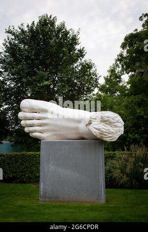 Moderne Ehe (2014) von Simon Fujiwara, ist eine Skulptur eines großen weißen körperlosen Fußes mit einem goldenen Ehering, der in der Sohle festgeklebt ist. Stockfoto