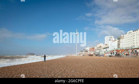 Shelter Hall, Fernsicht entlang des Brighton Strandes mit kontextbezogenen Gebäuden. Shelter Hall, Brighton, Großbritannien. Architekt: R H Partnerschaft Architec Stockfoto