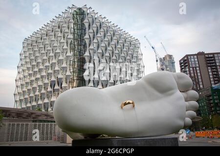 Moderne Ehe (2014) von Simon Fujiwara, ist eine Skulptur eines großen weißen körperlosen Fußes mit einem goldenen Ehering, der in der Sohle festgeklebt ist. Stockfoto