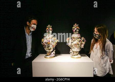 London 05 July 2021 Bonhams Classic Week 500 Jahre europäische Keramik EIN Paar große, mit Blumen verkrustete Potpourri-Vasen und -Abdeckungen Est £ 6.000- 8.000 Paul Quezada-Neiman/Alamy Live News Stockfoto