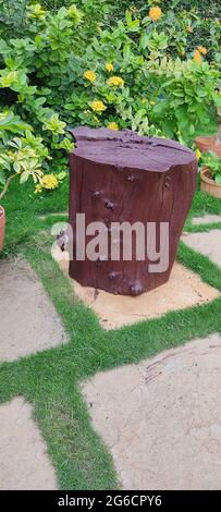 Gehacktes Holz im Garten dekoriert. Stockfoto