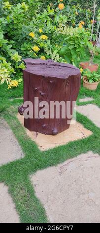 Gehacktes Holz im Garten dekoriert. Stockfoto