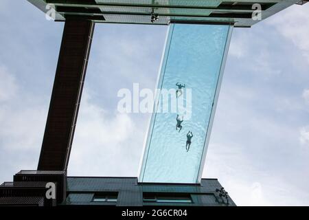 Die 35 Meter hohe transparente Sky Pool Bridge zwischen zwei Gebäuden in den Embassy Gardens ist Londons exklusivster Außenpool. London, Großbritannien. Stockfoto