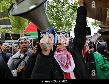 Während der Demonstration singt ein Protestler Parolen durch ein Megaphon.Tausende pro-palästinensische Demonstranten versammeln sich am Ufer, bevor sie durch das Zentrum Londons zum Hyde Park marschieren. Sie fordern ein Ende der israelischen Politik der Diskriminierung von Palästinensern, ein freies Palästina und ein Ende der illegalen Besetzung des Gazastreifens. (Foto von Martin Pope / SOPA Images/Sipa USA) Stockfoto