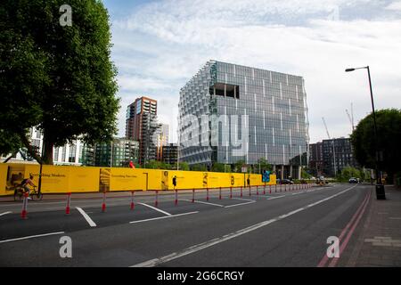 Die neue amerikanische Botschaft in Londons neuem Entwicklungsbezirk Nine Elms wurde von den Architekten KieranTimberlake entworfen. London, Großbritannien. Stockfoto