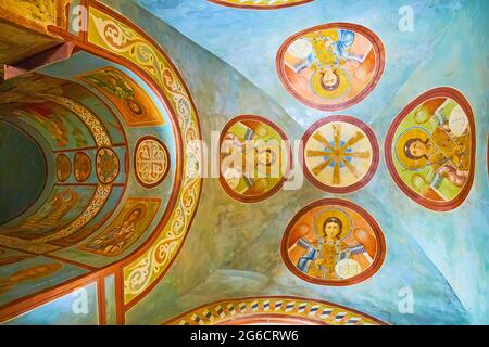 KIEW, UKRAINE - 18. MAI 2021: Blick auf eine Kuppel in der Kapelle der Sophia-Kathedrale mit erhaltenen mittelalterlichen Fresken, die Engel darstellen, am 18. Mai in Stockfoto