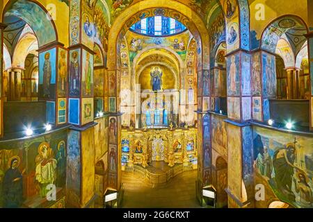 KIEW, UKRAINE - 28. MAI 2021: Panorama der Sophienkathedrale mit herausragenden byzantinischen Mosaiken und bunten mittelalterlichen Fresken, am 28. Mai in Kiew Stockfoto