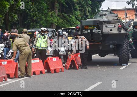 South Jakarta, Indonesien. Juli 2021. Die gemeinsame indonesische Polizei und Militärmacht halten Motorräder und Autos an der Kontrollstelle in Jakarta an. Indonesien hat ab Juli 3-20 in Java und Bali Einschränkungen für die Aktivitäten der Gemeinschaft in Notfällen, lokal bekannt als PPKM, verhängt, um den Ausbruch von Covid-19 einzudämmen, nachdem sich die vorherige Politik von Micro PPKM als unwirksam erwiesen hatte. Kredit: SOPA Images Limited/Alamy Live Nachrichten Stockfoto