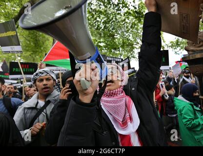 London, Großbritannien. Mai 2021. Während der Demonstration singt ein Protestler Parolen durch ein Megaphon.Tausende pro-palästinensische Demonstranten versammeln sich am Ufer, bevor sie durch das Zentrum Londons zum Hyde Park marschieren. Sie fordern ein Ende der israelischen Politik der Diskriminierung von Palästinensern, ein freies Palästina und ein Ende der illegalen Besetzung des Gazastreifens. Kredit: SOPA Images Limited/Alamy Live Nachrichten Stockfoto