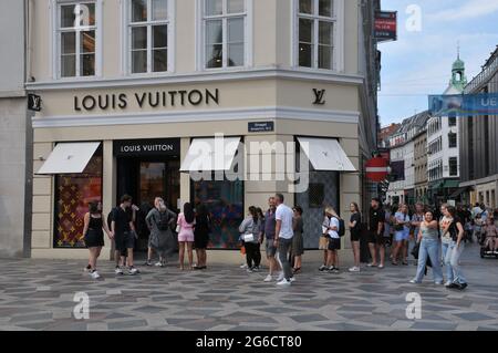 Kopenhagen, Dänemark.05. Juli 2021, Louis Vuitton-Käufer warten während des Covid-19 bei der Social Distacning in Kopenhagen in der Schlange auf den Turn.Foto..Francis Jo Stockfoto