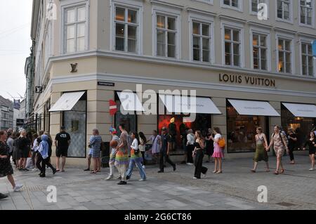 Kopenhagen, Dänemark.05. Juli 2021, Louis Vuitton-Käufer warten während des Covid-19 bei der Social Distacning in Kopenhagen in der Schlange auf den Turn.Foto..Francis Jo Stockfoto