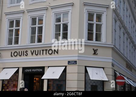 Kopenhagen, Dänemark.05. Juli 2021, Louis Vuitton-Käufer warten während des Covid-19 bei der Social Distacning in Kopenhagen in der Schlange auf den Turn.Foto..Francis Jo Stockfoto