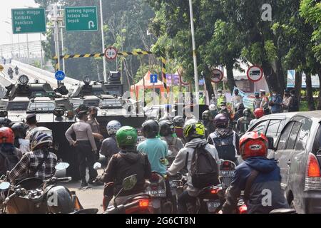 South Jakarta, Indonesien. Juli 2021. Die gemeinsame indonesische Polizei und Militärmacht halten Motorräder und Autos an der Kontrollstelle in Jakarta an. Indonesien hat ab Juli 3-20 in Java und Bali Einschränkungen für die Aktivitäten der Gemeinschaft in Notfällen, lokal bekannt als PPKM, verhängt, um den Ausbruch von Covid-19 einzudämmen, nachdem sich die vorherige Politik von Micro PPKM als unwirksam erwiesen hatte. Kredit: SOPA Images Limited/Alamy Live Nachrichten Stockfoto