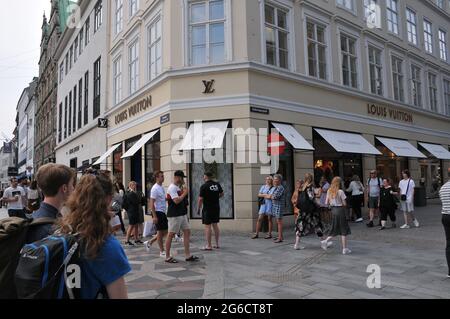 Kopenhagen, Dänemark.05. Juli 2021, Louis Vuitton-Käufer warten während des Covid-19 bei der Social Distacning in Kopenhagen in der Schlange auf den Turn.Foto..Francis Jo Stockfoto