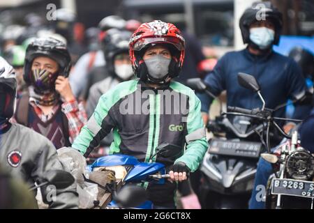 South Jakarta, Indonesien. Juli 2021. Motorradfahrer steckten im Verkehr an einem Checkpoint in Jakarta während der Verhängung der Notverkehrsbeschränkungen. Indonesien hat ab Juli 3-20 in Java und Bali Einschränkungen für die Aktivitäten der Gemeinschaft in Notfällen, lokal bekannt als PPKM, verhängt, um den Ausbruch von Covid-19 einzudämmen, nachdem sich die vorherige Politik von Micro PPKM als unwirksam erwiesen hatte. Kredit: SOPA Images Limited/Alamy Live Nachrichten Stockfoto