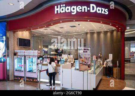 Hongkong, China. Juli 2021. Ein Kunde, der im Laden der amerikanischen Eismarke Häagen-Dazs in Hongkong gesehen wurde. Kredit: SOPA Images Limited/Alamy Live Nachrichten Stockfoto